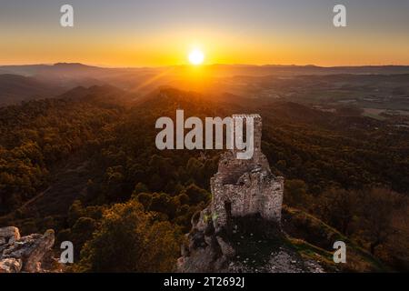 Un coucher de soleil sur les ruines de la chapelle Sant Miquel del Castell de Queralt (10e siècle) Banque D'Images