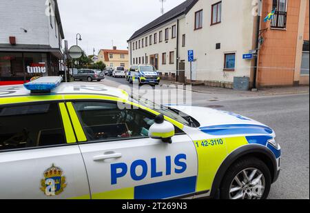 Sept personnes ont été arrêtées, dont cinq sont soupçonnées de crimes graves liés à la drogue, après une opération policière à Skänninge Stadshotell, Skänninge, Suède, dans la nuit de samedi. Lundi après-midi, l'hôtel est encore bouclé et la police travaille et surveille les cordons. Banque D'Images
