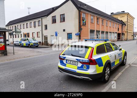Sept personnes ont été arrêtées, dont cinq sont soupçonnées de crimes graves liés à la drogue, après une opération policière à Skänninge Stadshotell, Skänninge, Suède, dans la nuit de samedi. Lundi après-midi, l'hôtel est encore bouclé et la police travaille et surveille les cordons. Banque D'Images