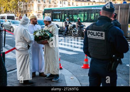 Paris, France. 17 octobre 2023. Commémoration du 62e anniversaire des victimes du 17 octobre 1961 à la mémoire de nombreux Algériens venus manifester pacifiquement contre le couvre-feu imposé aux Nord-Africains vivant en France, tués par la police française. Comme chaque année, cérémonie de commémoration organisée par la ville de Paris. Photo de Denis Prezat/ABACAPRESS.COM crédit : Abaca Press/Alamy Live News Banque D'Images