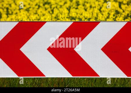 Paysage agricole avec un panneau de signalisation, près d'Uslar, district de Northeim, Weser Uplands, sud de la Basse-Saxe, Allemagne, Europe Banque D'Images