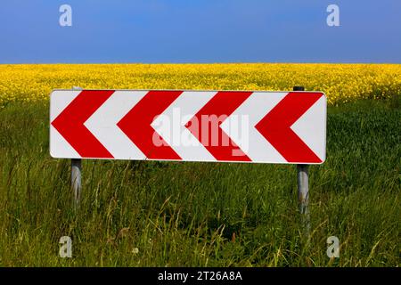 Paysage agricole avec un panneau de signalisation, près d'Uslar, district de Northeim, Weser Uplands, sud de la Basse-Saxe, Allemagne, Europe Banque D'Images