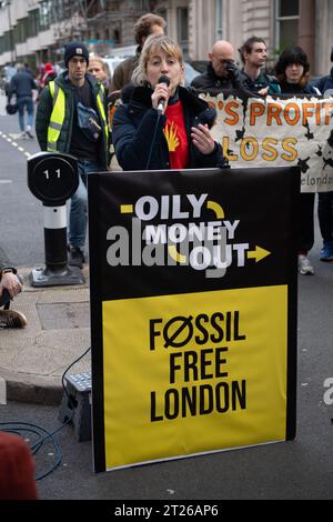 Londres, Royaume-Uni. 17 octobre 2023. Les manifestants contre le changement climatique organisent une manifestation devant l'hôtel Intercontinental, Park Lane, où se tient le Forum sur l'intelligence énergétique. Crédit : Justin ng/Alamy Live News Banque D'Images