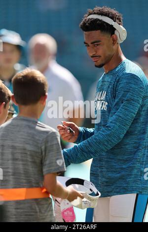 Miami. FL USA ; le quarterback des Carolina Panthers Bryce Young (9) signe des autographes pour les jeunes fans avant un match de la NFL contre les Dolphins de Miami, dimanche, Banque D'Images