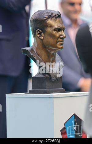 Miami. FL USA ; Une statue de l'ancien linebacker des Miami Dolphins et membre du Pro Hall of Fame Zach Thomas a été exposée alors qu'il était honoré pendant la halftim Banque D'Images