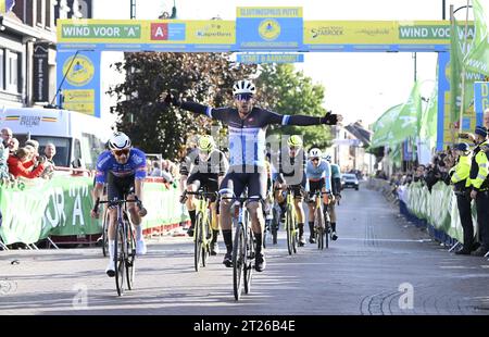 Kapellen, Belgique. 17 octobre 2023. Le néerlandais Coen Vermeltfoort célèbre après avoir remporté l'édition 2023 de la course cycliste d'une journée 'nationale Sluitingsprijs Putte-Kapellen' à Putte-Kapellen, Kapellen, le mardi 17 octobre 2023. BELGA PHOTO TOM GOYVAERTS crédit : Belga News Agency/Alamy Live News Banque D'Images