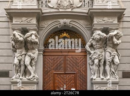 Telamones baroques aka atlantes au portail du Palais Clam Gallas par Matthias Bernard Braun, quartier Staré Město (vieille ville), Prague, République tchèque Banque D'Images