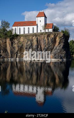 17 octobre 2023, Saxe, Beucha : au-dessus de l'ancienne carrière de Beucha, l'église de montagne tourne à la lumière du soleil d'automne. Le géotope national est un site d'excursion populaire avec une histoire importante dans la région de Leipzig. Mardi en Saxe commence frais et brumeux après un léger gel. Le brouillard se dissipe le matin et laisse place à des nuages denses, qui se dégagent pendant la journée, rapporte le service météorologique allemand (DWD). Les sommets sont entre onze et 13 degrés, dans les montagnes entre sept et dix degrés. La nuit du mercredi sera claire ou légèrement nuageuse. Dans certaines régions, il y en aura Banque D'Images