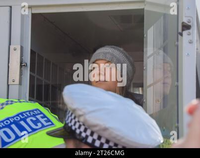 Londres, Royaume-Uni. 17 octobre 2023. La militante suédoise Greta Thunberg est arrêtée à Londres, alors qu'elle participe à une manifestation contre les combustibles fossiles devant l'hôtel InterContinental à Park Lane lors du Forum sur l'intelligence énergétique, un sommet des dirigeants des plus grandes compagnies pétrolières. Crédit : Vuk Valcic/Alamy Live News Banque D'Images