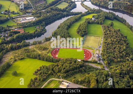 Luftbild, Kreuzbergstadion und Fluss Bigge, Olpe-Stadt, Olpe, Sauerland, Rhénanie-du-Nord-Westphalie, Deutschland ACHTUNGxMINDESTHONORARx60xEURO *** vue aérienne, Kreuzbergstadion et rivière Bigge, Olpe ville, Olpe, Sauerland, Rhénanie du Nord Westphalie, Allemagne ATTENTIONxMINESTHONORARx60xEURO Banque D'Images