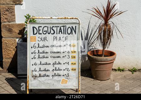 Ferme ostréicole dans la baie de Morlaix, Bretagne Banque D'Images