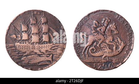 Une ancienne pièce anglaise en cuivre demi-penny avec l'image d'un voilier et Saint-Georges. Isolé sur blanc Banque D'Images