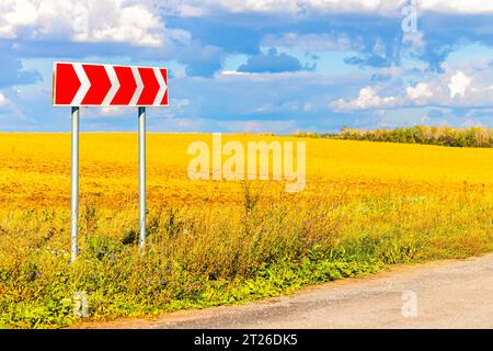 panneau indiquant un virage serré à droite. panneau d'avertissement sur une route de campagne. Photo de haute qualité Banque D'Images