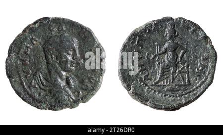 Pièce antique romaine en bronze représentant l'empereur sévère Alexandre. Isolé sur blanc Banque D'Images
