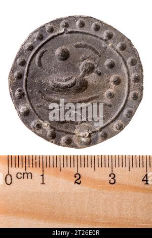 Un ancien moyen de paiement de Funan avec l'image d'un canard et d'un poisson-chat shilby. Avers. Isolé sur blanc Banque D'Images