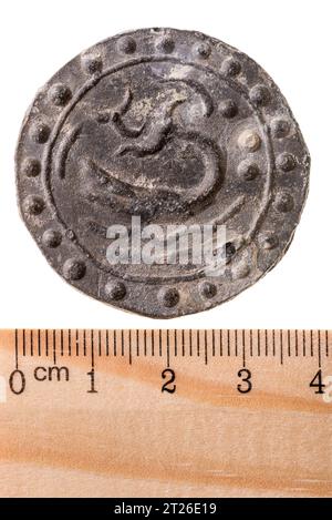 Un ancien moyen de paiement de Funan avec l'image d'un canard et d'un poisson-chat shilby. Marche arrière. Isolé sur blanc Banque D'Images