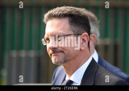 Londres, Royaume-Uni. 17 octobre 2023. Steve Baker, ministre d'État au bureau d'Irlande du Nord, a assisté au service de Thanksgiving pour Lord Lawson à l'église St Margaret's de Westminster. Crédit : Uwe Deffner/Alamy Live News Banque D'Images