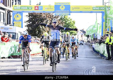 Kapellen, Belgique. 17 octobre 2023. Le néerlandais Coen Vermeltfoort célèbre alors qu'il franchit la ligne d'arrivée pour remporter l'édition 2023 de la course cycliste d'une journée 'nationale Sluitingsprijs Putte-Kapellen' à Putte-Kapellen, Kapellen, le mardi 17 octobre 2023. BELGA PHOTO TOM GOYVAERTS crédit : Belga News Agency/Alamy Live News Banque D'Images