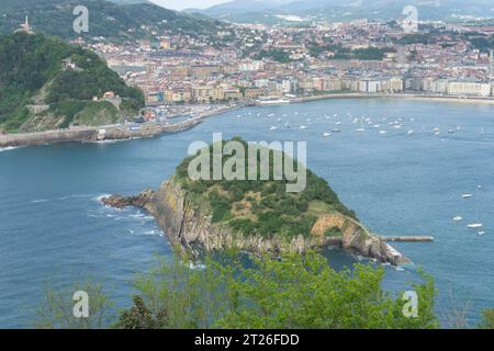 Île aux tortues au large de la côte de San Sebastian (Donostia). Vues aériennes de l'île aux tortues depuis le sommet d'une montagne. Espagne Banque D'Images