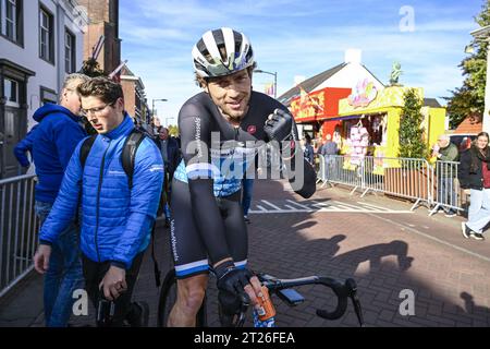 Kapellen, Belgique. 17 octobre 2023. Le néerlandais Coen Vermeltfoort célèbre après avoir remporté l'édition 2023 de la course cycliste d'une journée 'nationale Sluitingsprijs Putte-Kapellen' à Putte-Kapellen, Kapellen, le mardi 17 octobre 2023. BELGA PHOTO TOM GOYVAERTS crédit : Belga News Agency/Alamy Live News Banque D'Images