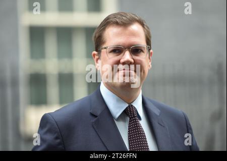 Londres, Angleterre, Royaume-Uni. 17 octobre 2023. Le ministre de l'Immigration, ROBERT JENRICK, quitte Downing Street après une réunion du Cabinet. (Image de crédit : © Thomas Krych/ZUMA Press Wire) USAGE ÉDITORIAL SEULEMENT! Non destiné à UN USAGE commercial ! Crédit : ZUMA Press, Inc./Alamy Live News Banque D'Images