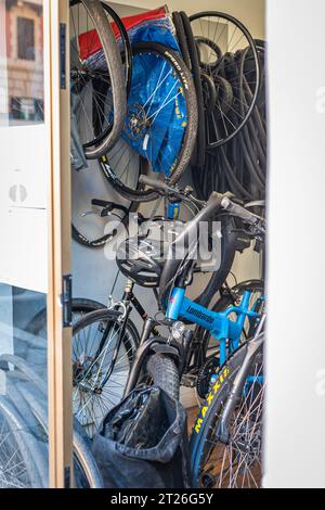 Rome, Italie - 15 février 2023 : Location de vélos dispersés autour des trottoirs de Rome Banque D'Images