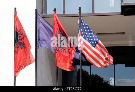 Les drapeaux du Kosovo, de l'Albanie et des États-Unis ondulent dans le vent Banque D'Images