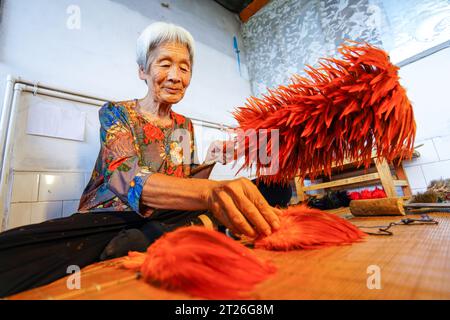 Comté de Luannan, Chine - 26 août 2023 : l'artisan fabrique un plumeau. Banque D'Images