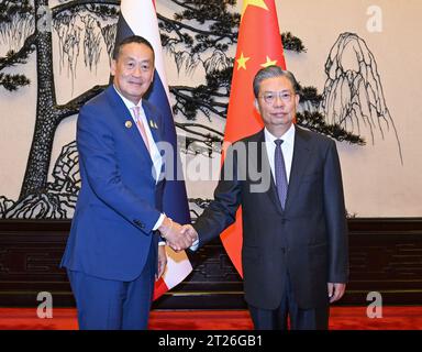 Pékin, Chine. 17 octobre 2023. Zhao Leji, président du Comité permanent de l'Assemblée populaire nationale (NPC), rencontre le Premier ministre thaïlandais Srettha Thavisin à Beijing, capitale de la Chine, le 17 octobre 2023. Crédit : Rao Aimin/Xinhua/Alamy Live News Banque D'Images