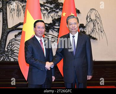 Pékin, Chine. 17 octobre 2023. Zhao Leji, président du Comité permanent de l'Assemblée populaire nationale (NPC), rencontre le président vietnamien Vo Van Thuong à Pékin, capitale de la Chine, le 17 octobre 2023. Crédit : Rao Aimin/Xinhua/Alamy Live News Banque D'Images