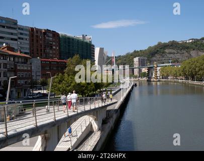 Une passerelle au large du Zubizuri (Pont blanc) qui traverse la rivière Nervion à Bilbao, Espagne. Banque D'Images