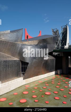 Étang réfléchissant à l'extérieur du musée d'art Guggenheim, Bilbao, Espagne. Banque D'Images