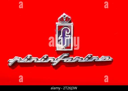 Gros plan d'un badge du spécialiste automobile italien Pininfarina sur le panneau de trois quarts arrière d'une Alfa Romeo GTV Cup, mai 2023. Banque D'Images