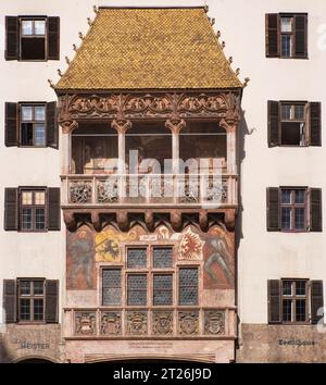 Autriche, Tyrol, Innsbruck, le Goldenes Dachl ou Golden Roof est une structure historique située dans la section de la vieille ville d'Innsbruck qui a été achevée en 1500, le toit a été décoré avec 2 657 tuiles de cuivre dorées au feu pour l'empereur Maximilien Ier pour marquer son mariage avec Bianca Maria Sforza afin qu'ils puissent observer les festivals, tournois et autres événements qui ont eu lieu sur la place ci-dessous. Banque D'Images