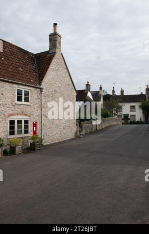 Le bas de Castle Hill, Nunney, Somerset, Angleterre. Banque D'Images