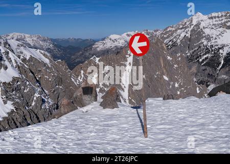 Autriche, Tyrol, Innsbruck, vue sur la chaîne de montagnes Nordkette depuis Seegrube qui est le dernier arrêt du téléphérique Nordkettebahn. Banque D'Images