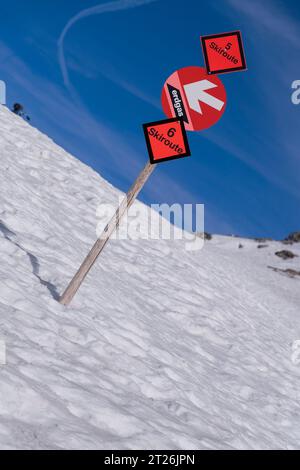 Autriche, Tyrol, Innsbruck, panneaux de ski à Seegrube le dernier arrêt du téléphérique de Nordkettebahn. Banque D'Images