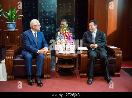 Pékin, Chine. 17 octobre 2023. Le président de l'agence de presse Xinhua, Fu Hua, rencontre Pavel Negoitsa, directeur général de la Rossiyskaya Gazeta russe, à Pékin, capitale de la Chine, le 17 octobre 2023. Crédit : Li Tao/Xinhua/Alamy Live News Banque D'Images