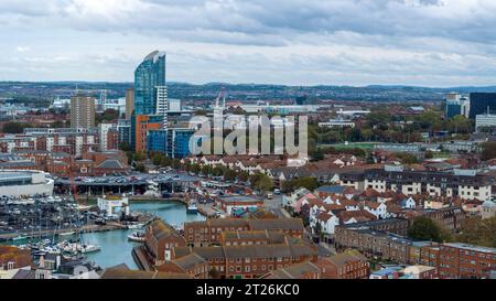 Vue aérienne de Spice Island et Gunwharf Quays à Portsmouth. Ciel nuageux au-dessus de vous un jour d'automne. Banque D'Images