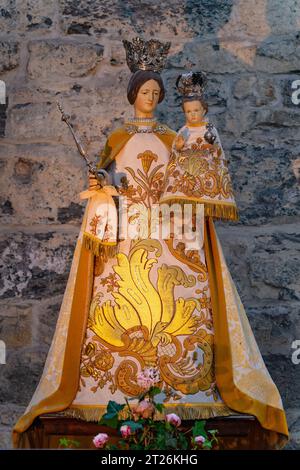 Statue de sSainte Marie et Jésus dans l'église Saint Nicolas, une église de style gothique à Gand, Belgique Banque D'Images