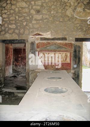 Maison et Thermopolium de Vetutius Placidus sur la via dell’Abbondanza (Casa e Thermopolium di Vetutius Placidus). Comptoir en marbre avec trous pour amphores, Banque D'Images