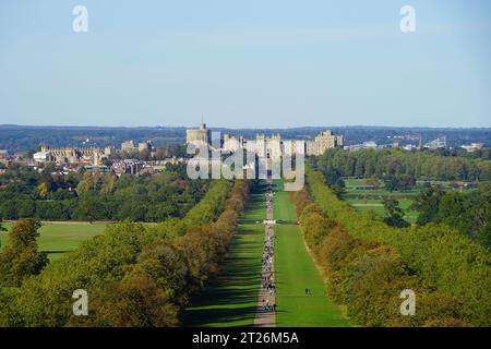 Vue sur le long Walk jusqu'au château de Windsor Banque D'Images