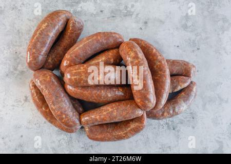 Un ingrédient polyvalent qui peut être utilisé dans une variété de plats, des sauces pour pâtes aux garnitures pour pizza. Le nduja est montré dans un petit plat sur le béton Banque D'Images