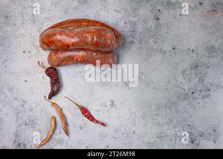 Sur la table en béton, il y a une saucisse Nduja en forme d'arbre avec un petit piment séché sur le dessus, vu d'une vue de dessus. Banque D'Images