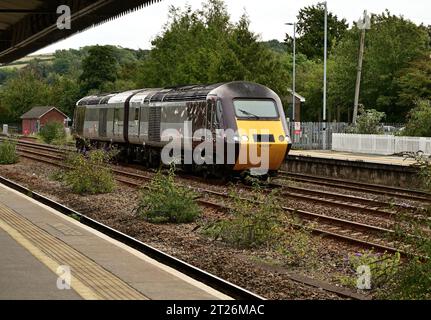 Dos à dos les voitures de puissance CrossCountry 43321 et 43357 passant par la station Totnes avec le parcours d'essai 0Z43 la 1455 Leira T&RSMD - Newton Abbot - Leira. Banque D'Images