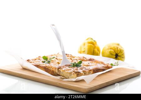 tarte à la semoule de caillé préparée avec coing à l'intérieur et recouverte de sucre en poudre isolé sur fond blanc. Banque D'Images