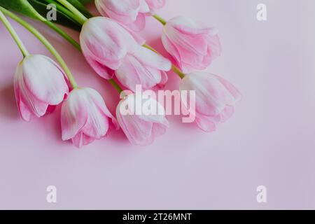 Beau bouquet de fleurs de tulipe rose pastel. Placer pour le texte. Banque D'Images