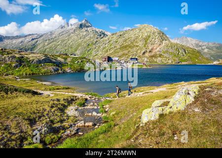 Grimselpass, Suisse - 22 août 2023 : Totensee est un réservoir dans le canton du Valais sur le col du Grimsel à la frontière avec le canton de Berne Banque D'Images