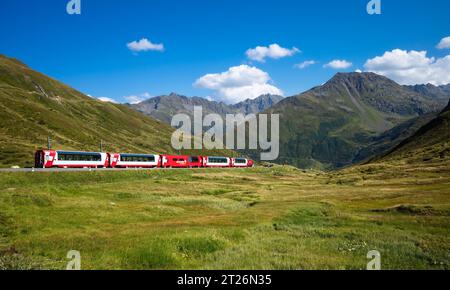 Oberalppass, Suisse - 21 août 2023 : le Glacier Express, un train panoramique touristique qui traverse les Alpes suisses. Banque D'Images