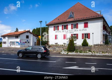 Vue des Alpes, Suisse - 8 août 2023 : la vue des Alpes est un col du Jura suisse dans le canton de Neuchâtel. Il se trouve entre les villes de la Banque D'Images